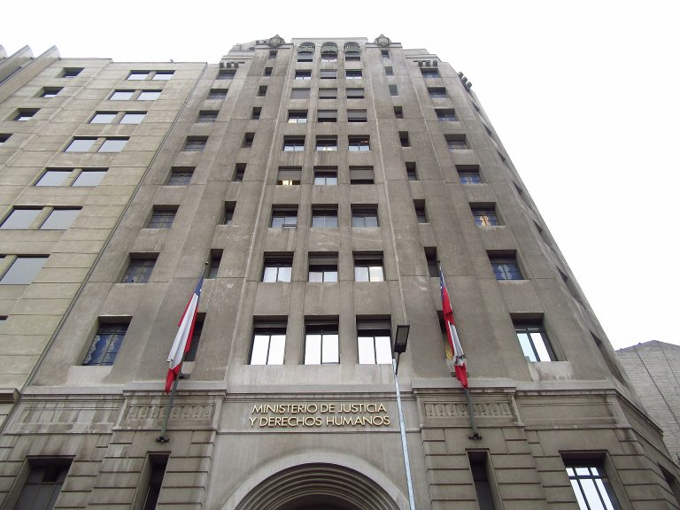 Fachada del edificio del Ministerio de Justicia y Derechos Humanos frente a la Plaza de la Constitución, en Santiago