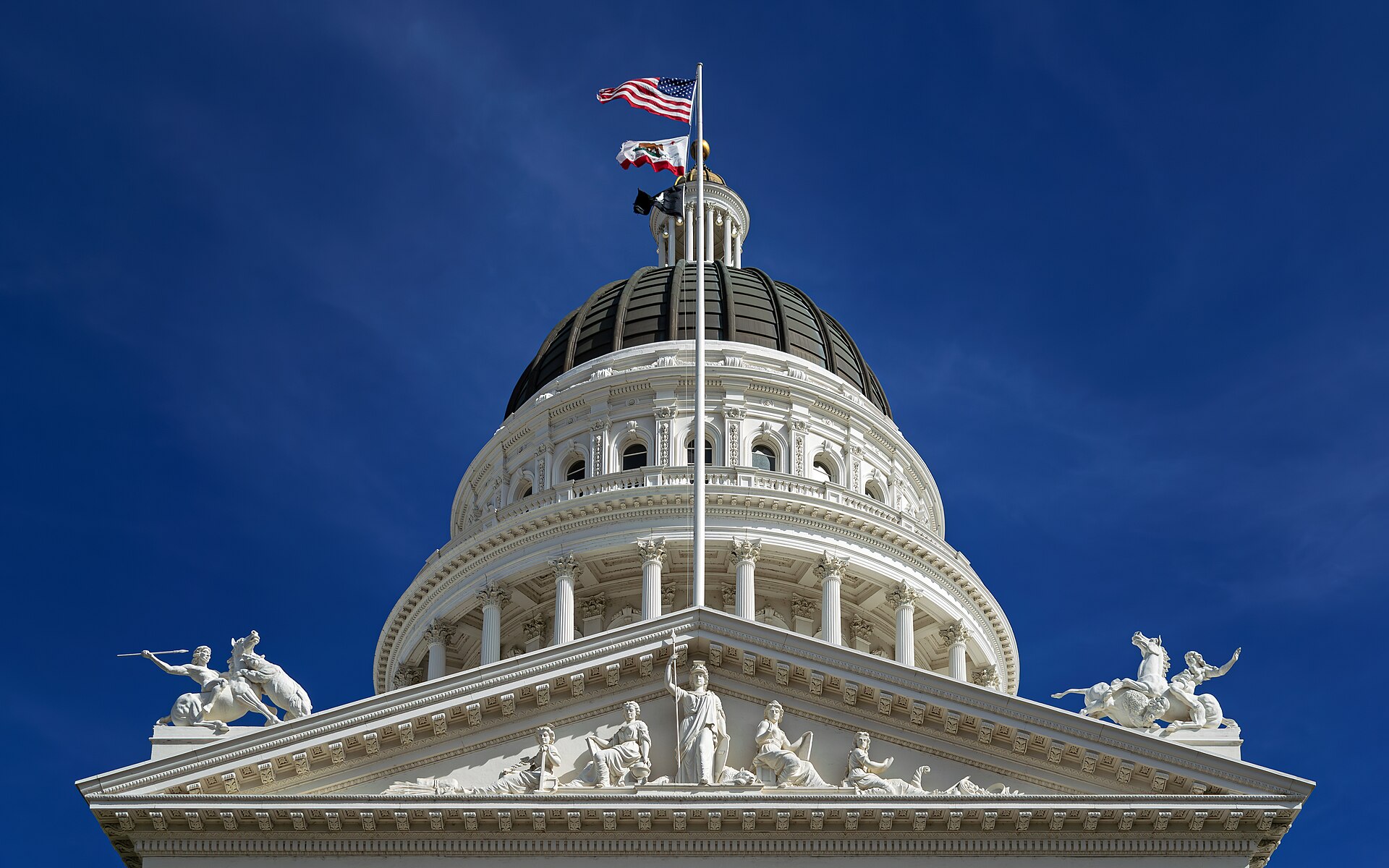 Frontón, rotonda y cúpula del Capitolio del Estado de California, en Sacramento
