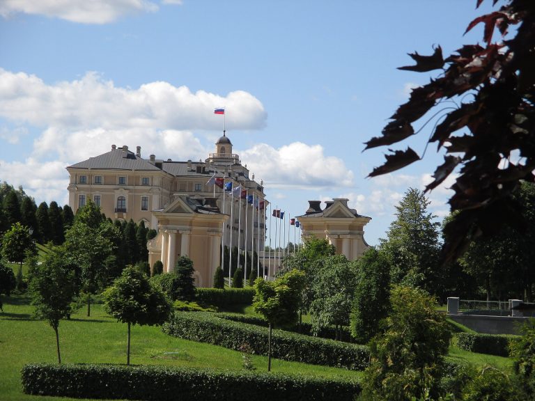 Fachada oriental del Palacio Constantino, en Strelna, San Petersburgo