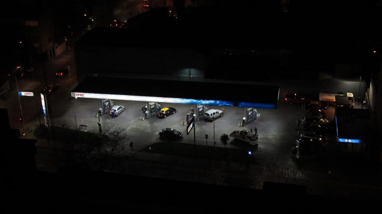 Estación de servicio de combustibles iluminada de noche en Santiago