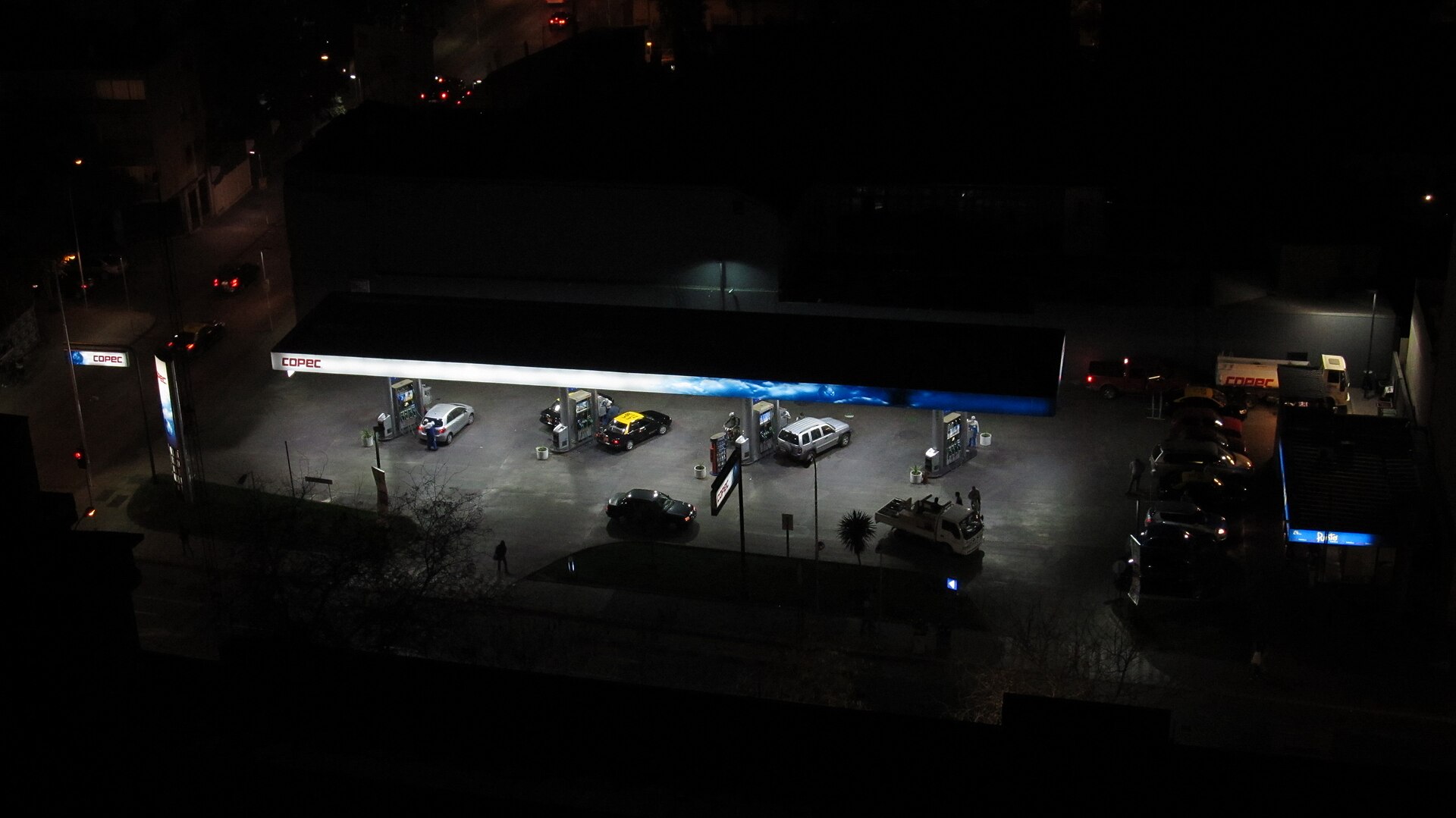 Estación de servicio de combustibles iluminada de noche en Santiago