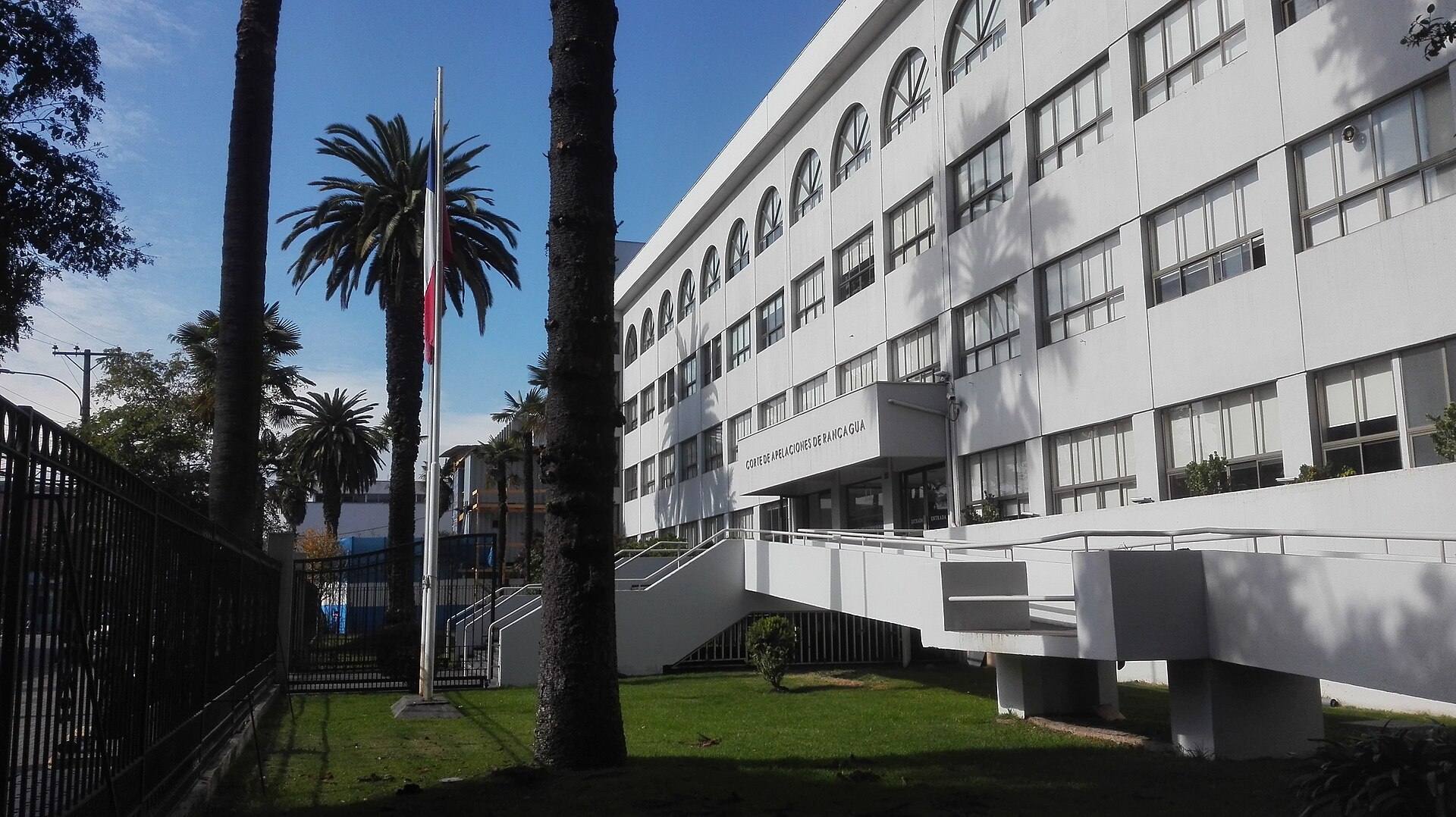 Fachada y jardín de la Corte de Apelaciones de Rancagua