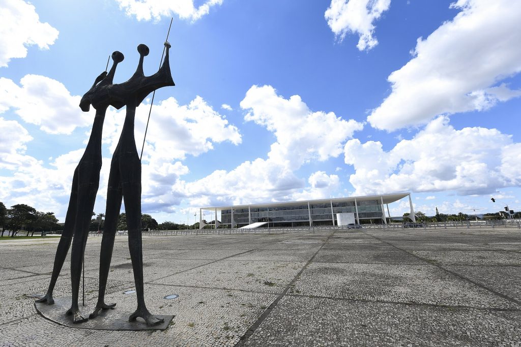 Praça dos Três Poderes en Brasília, con el Palácio do Planalto al fondo