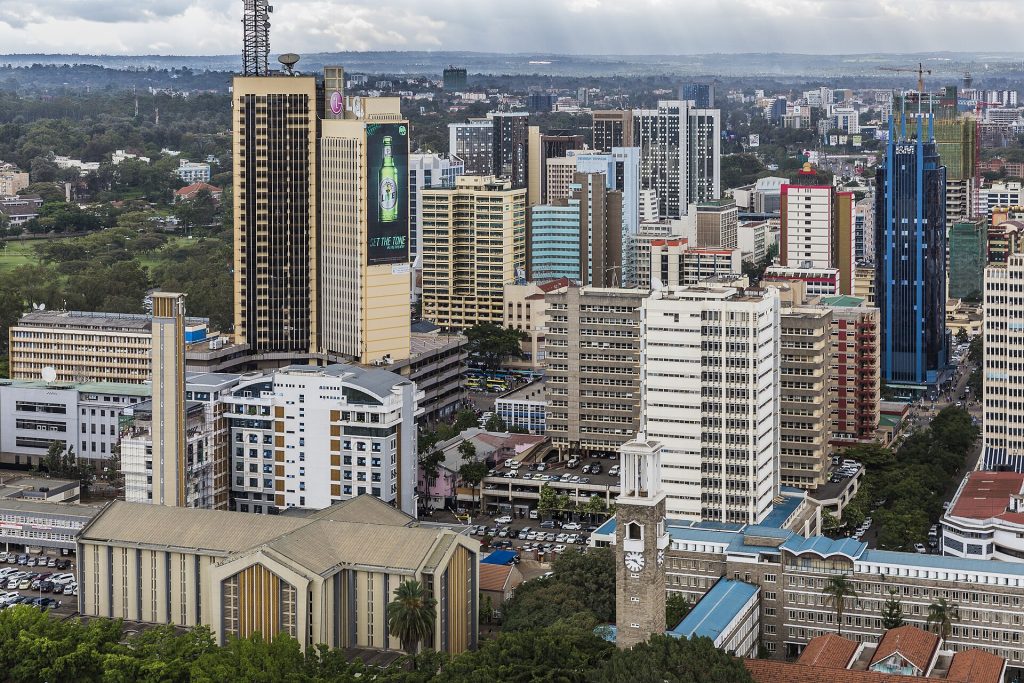 Vista del centro de Nairobi, con la basílica y los edificios del distrito central