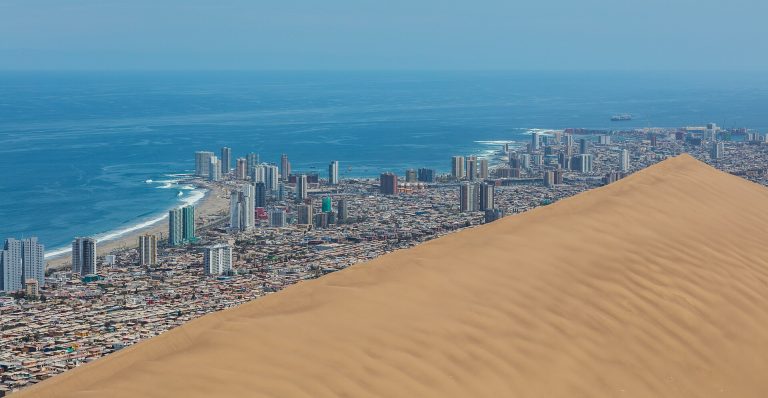 Vista de la ciudad de Iquique con el cerro Dragón en primer plano