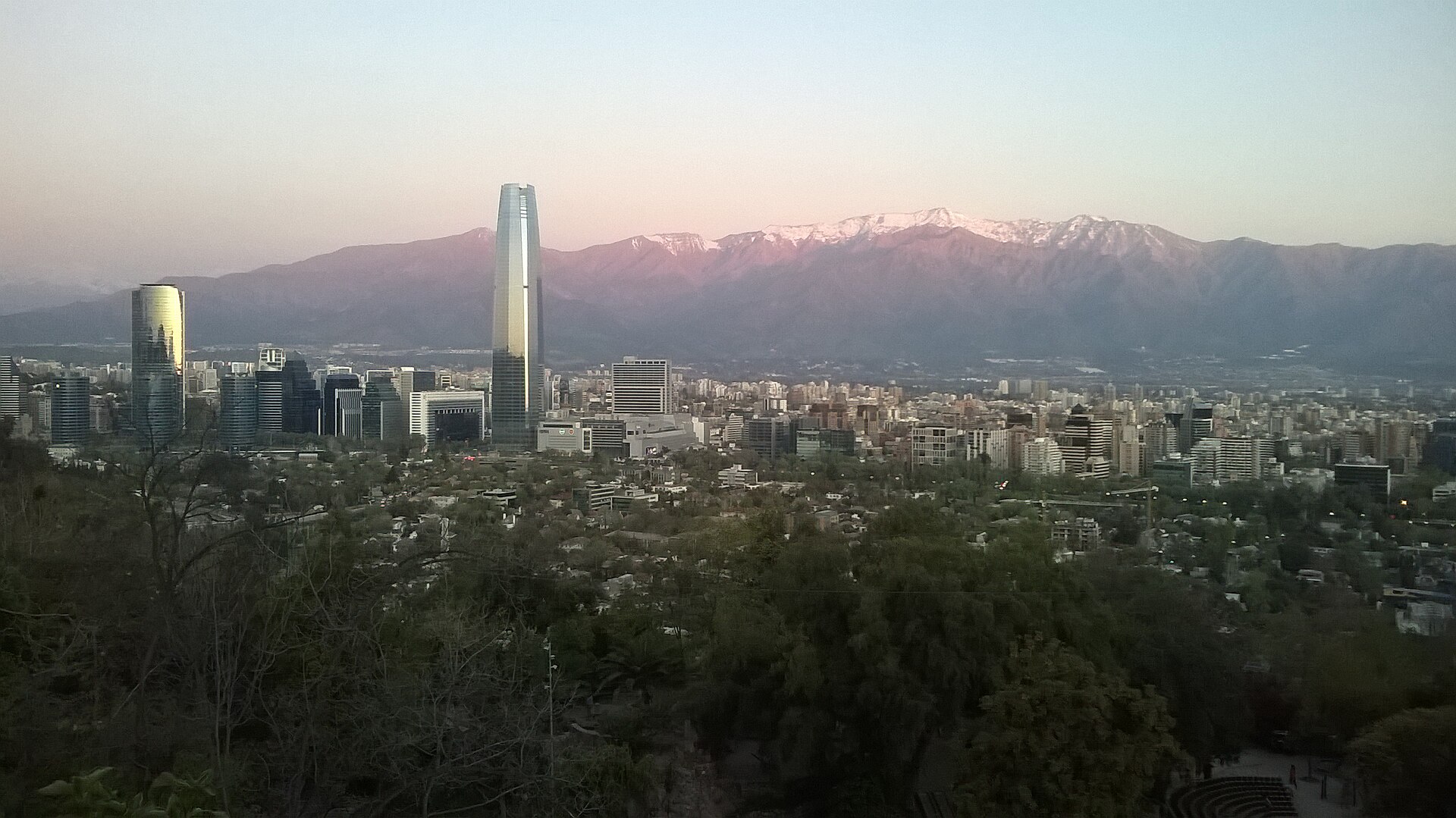 Vista de Santiago y el sector financiero desde el cerro San Cristóbal