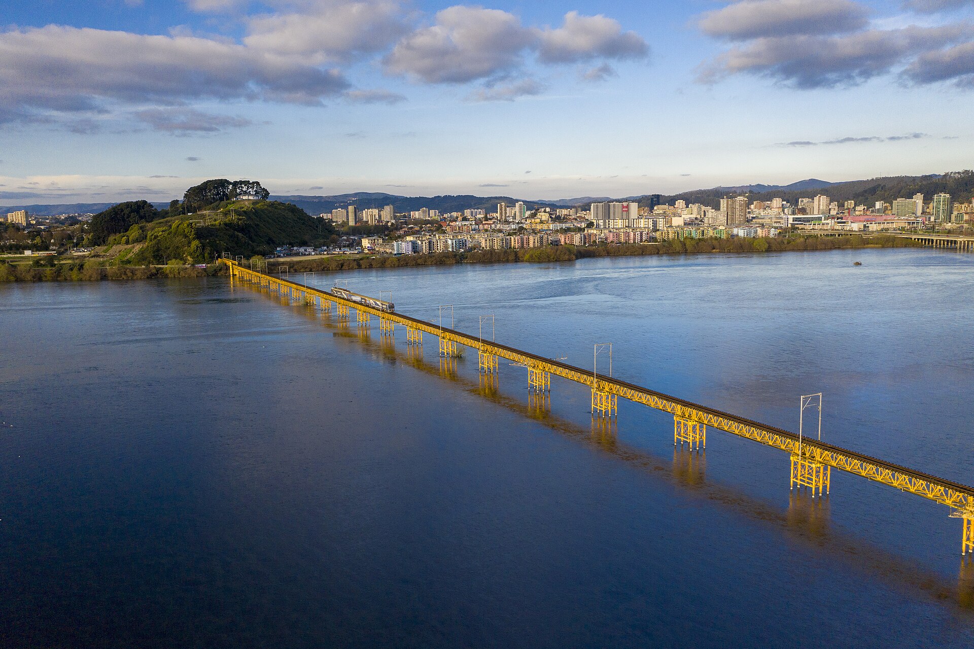 Puente ferroviario sobre el río Biobío