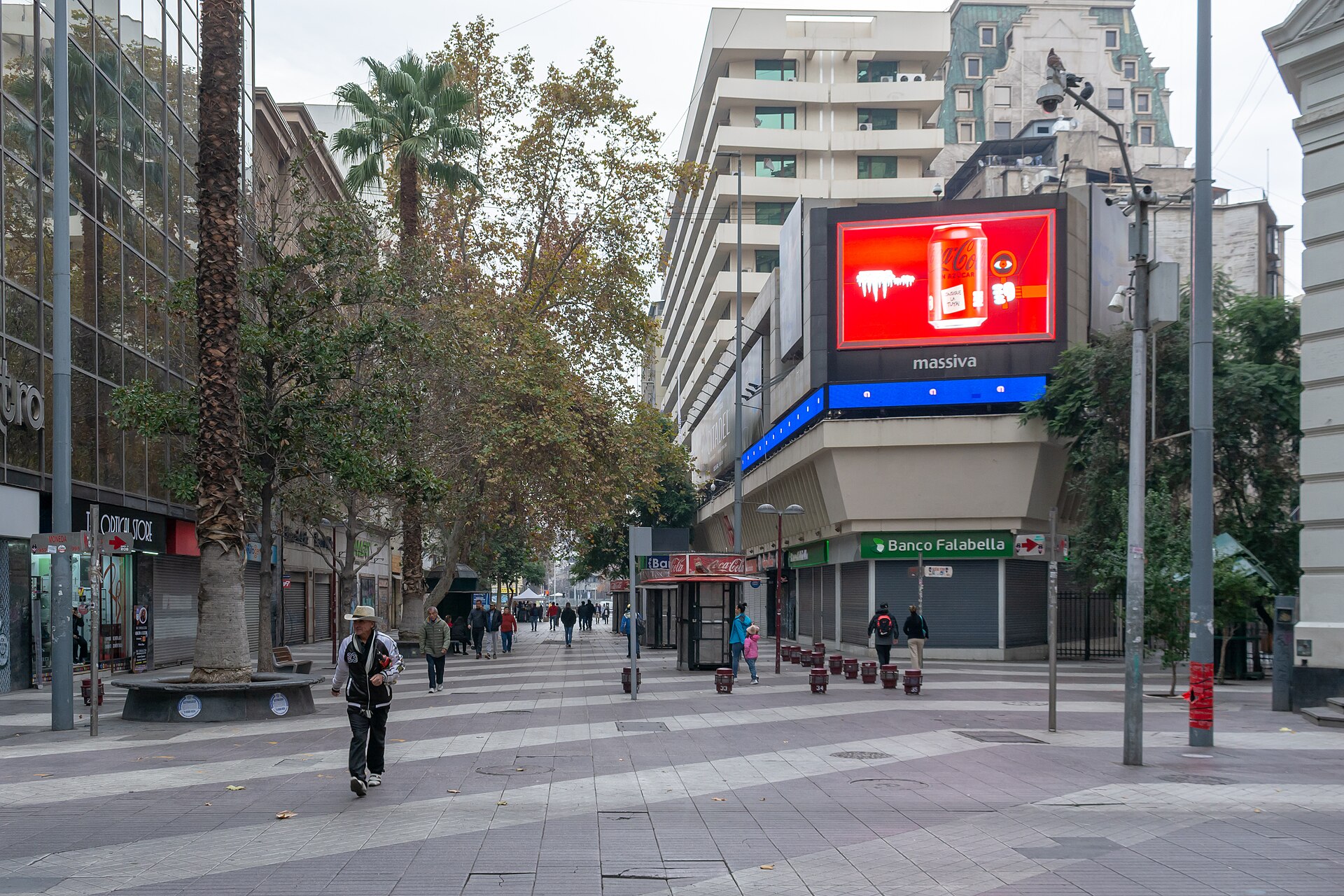 Personas caminando por el Paseo Ahumada, en el centro de Santiago